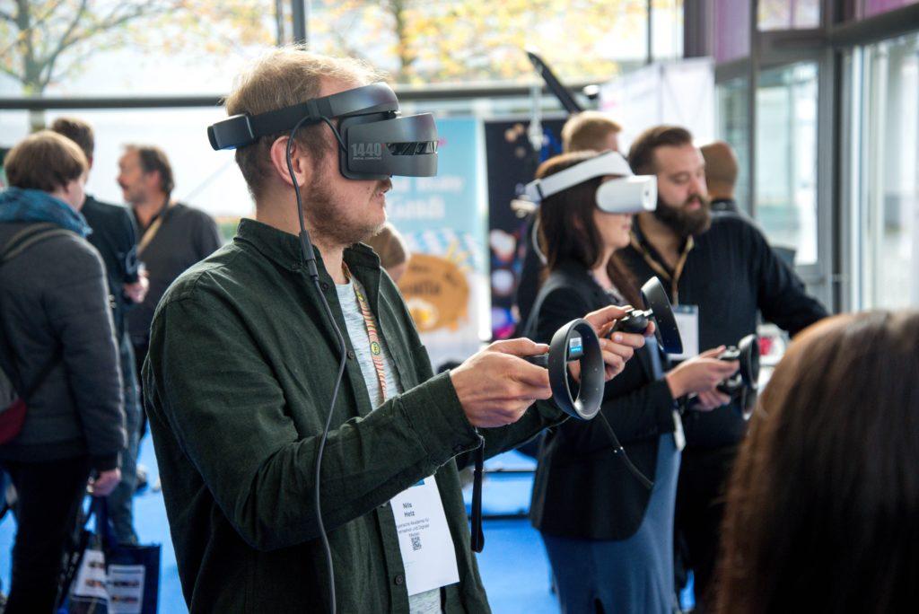 Utvidet virkelighet og virtuell virkelighet for events: La deltagerne kjempe om premien i et virtuelt rom.