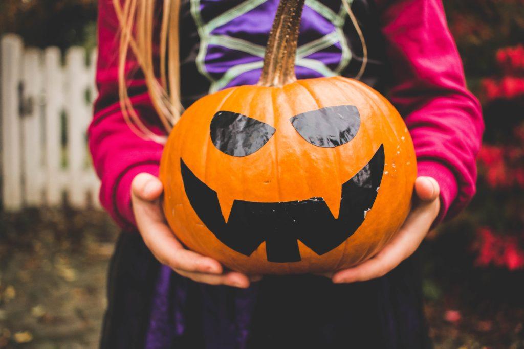 Ideer til halloween events: Gresskarskjæring er en klassiker. Denne ungen fikk ikke med seg notatet om utskjæring.